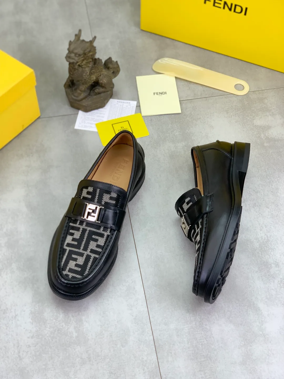 ​Men's shoes 💰P480💰[New model] Water dyed cowhide 🆘 The latest FENDI (Fendi) new casual leather shoes 🕶️🕶️Simple routing effect, showing an elegant and cool driving shoe 🎬Made of Italian 🇮🇹 imported calfskin + first-layer water-dyed cowhide lining🐂Excellent material🎬Detailed workmanship 🤗Comfortable foot feel➰➰. ​Pair it with any outfit to show your taste and temperament, low-key luxury ♻️Design ​simple and elegant ​noble and fashionable 🍃​Very loved and favored by trendy men 💓❤️Size: 38-44 2⃣️colors available
